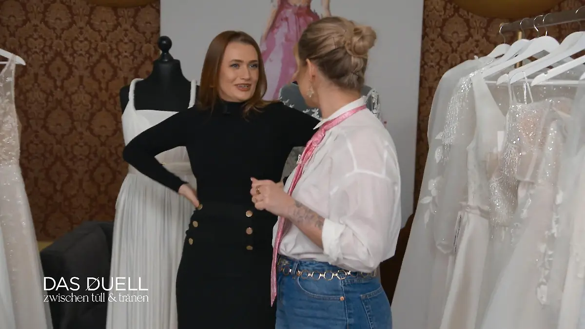 Loraine und Victoria checken die Konkurrenz Kleider im Duell