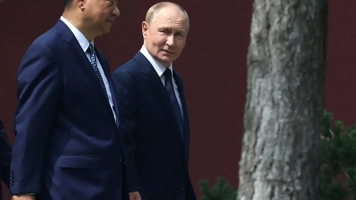 FILE PHOTO: Chinese President Xi Jinping and Russian President Vladimir Putin walk at the personal residence of the Chinese leader Zhongnanhai in Beijing, China September 2, 2025. Sputnik/Alexander Kazakov/Pool via REUTERS ATTENTION EDITORS - THIS IMAGE WAS PROVIDED BY A THIRD PARTY./File Photo