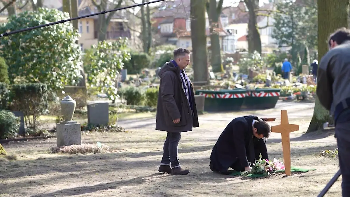 Warum das Wetter zur Herausforderung wurde Making-of vom Beerdigungs-Dreh bei GZSZ