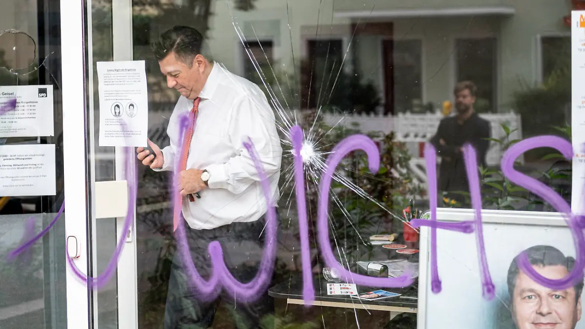 Andreas Geisel (SPD), damaliger Senator für Inneres und Sport in Berlin und heutiger Abgeordneter, steht in seinem beschädigten Bürgerbüro. Das Büro in Karlshorst war in der Nacht beschmiert und die Scheibe beschädigt worden. (zu dpa: Viele Attacken auf Politiker und Parteibüros) +++ dpa-Bildfunk +++