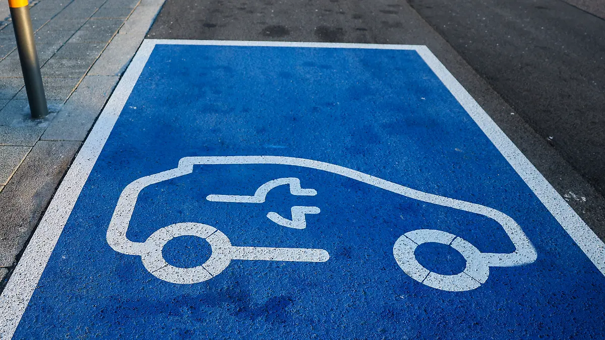 Wer sich ein neues Elektroauto anschafft, bekommt ab sofort wieder Geld vom Staat.
