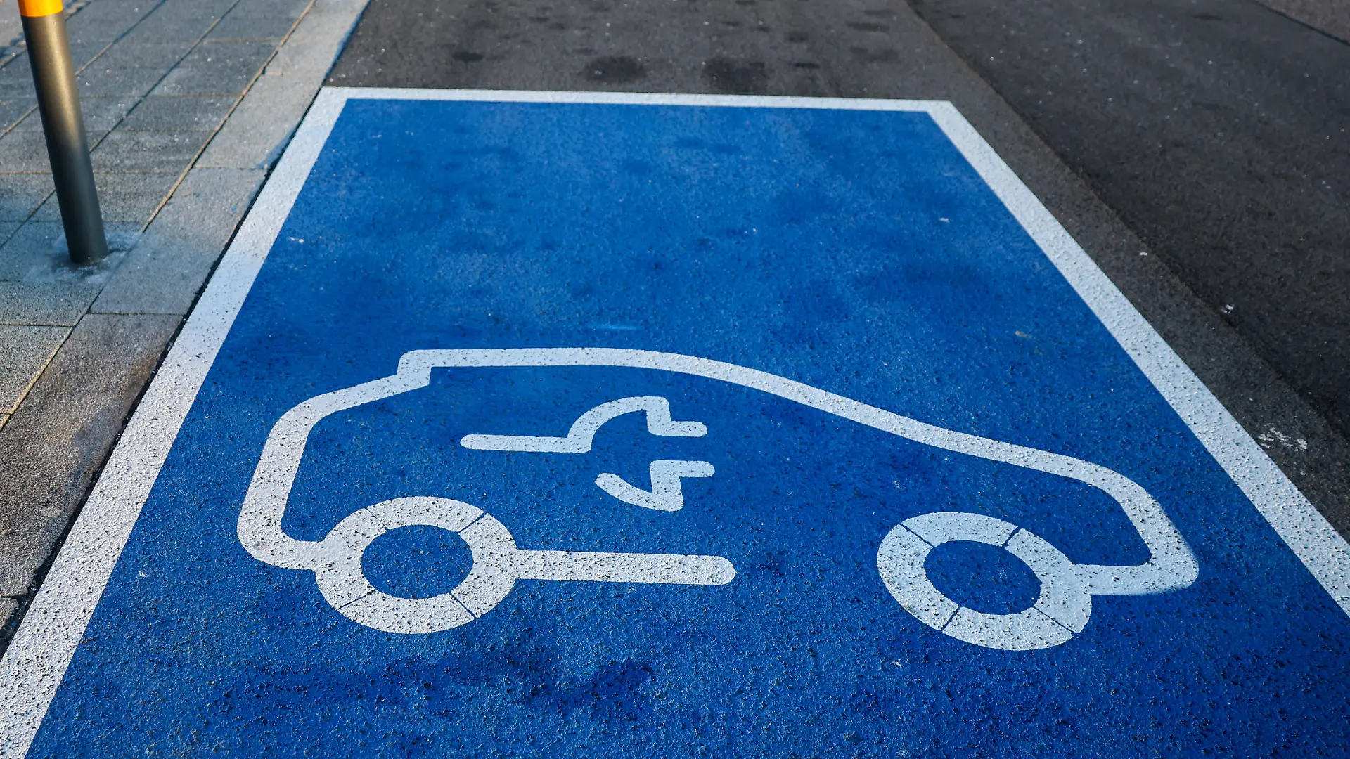 Wer sich ein neues Elektroauto anschafft, bekommt ab sofort wieder Geld vom Staat.