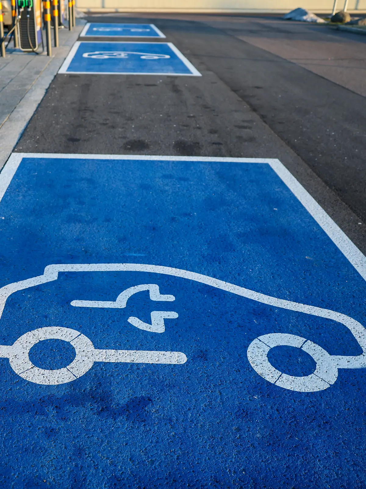 Wer sich ein neues Elektroauto anschafft, bekommt ab sofort wieder Geld vom Staat.