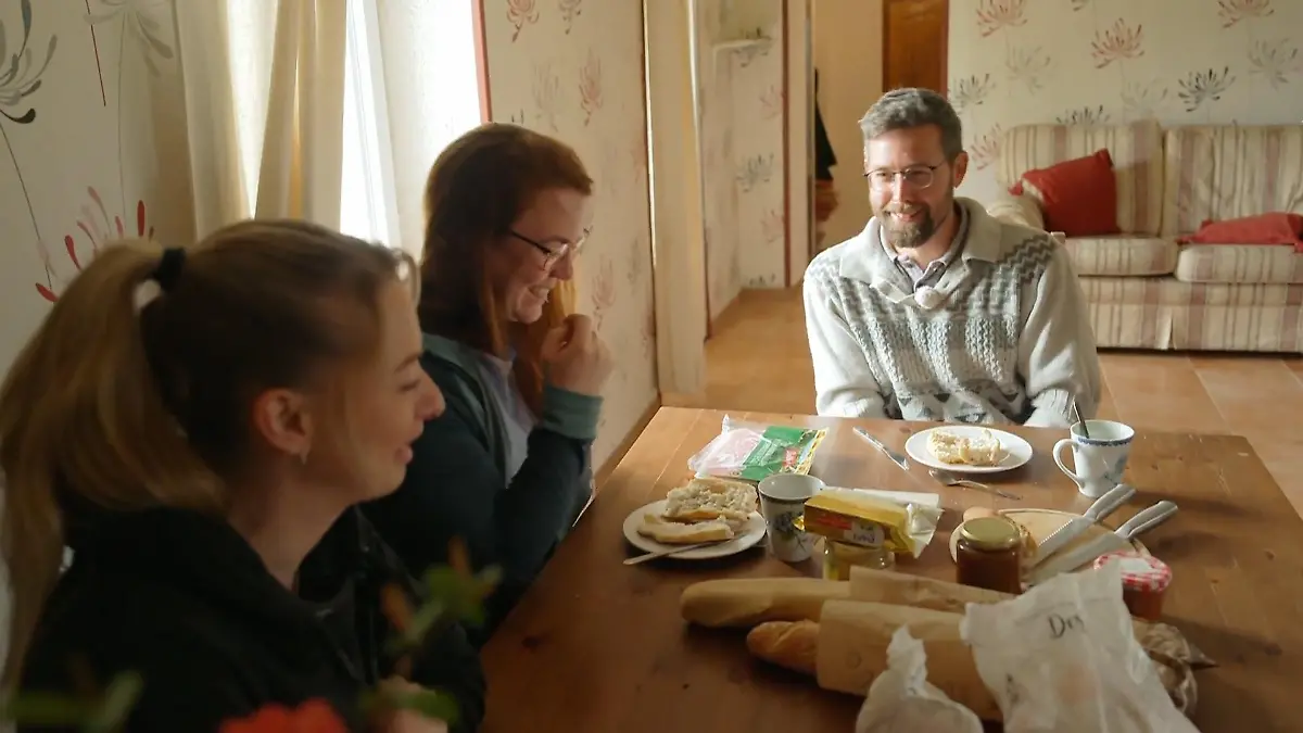 Jakob verwöhnt Giulia und Linda Gemeinsames Frühstück
