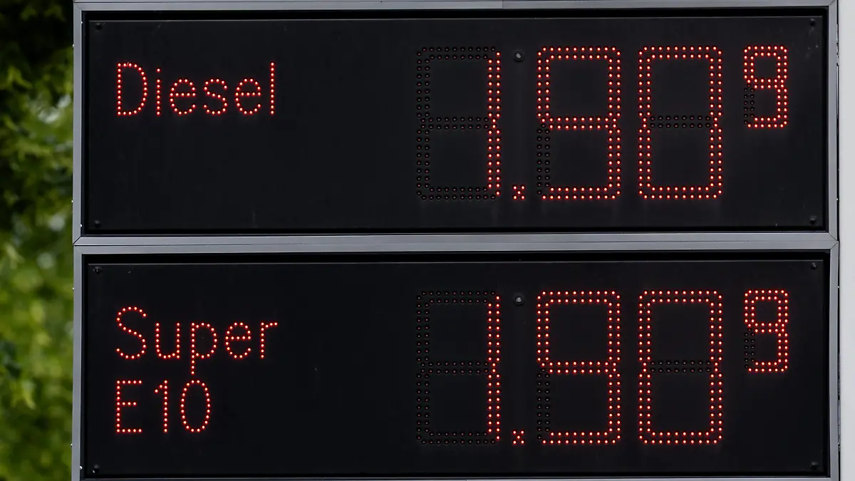 Blick auf eine Preisanzeige einer Tankstelle, die unter anderem den Liter Diesel mit 1,909 Euro und den Liter Super E10 mit 1,909 Euro ausweist.