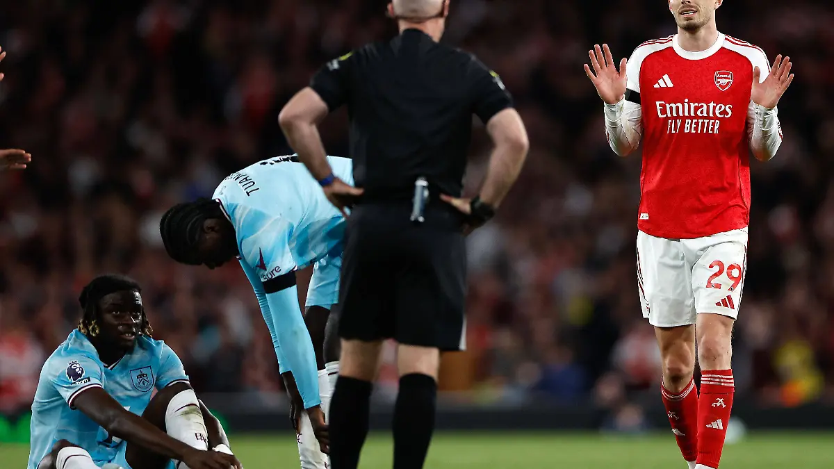 Kai Havertz of Arsenal fouls Lesley Ugochukwu of Burnley but protests his innocence to referee Paul Tierney Arsenal v Burnley, Football, Premier League, Emirates Stadium, Islington, London, UK - 18/05/2026 EDITORIAL USE ONLY No use with unauthorised audio, video, data, fixture lists, club/league logos or live services. Online in-match use limited to 120 images, no video emulation. No use in betting, games or single club/league/player publications. PUBLICATIONxINxGERxSUIxAUTxHUNxGRExMLTxCYPxROUxBULxUAExKSAxCHNxDENxINDxITAxPORxESPxSWExTURxMEXxCOLxVENxPERxECUxBRAxARGxCHIxURUxPARxPANxONLY Copyright: xMattxImpey/Shutterstockx 16882378z