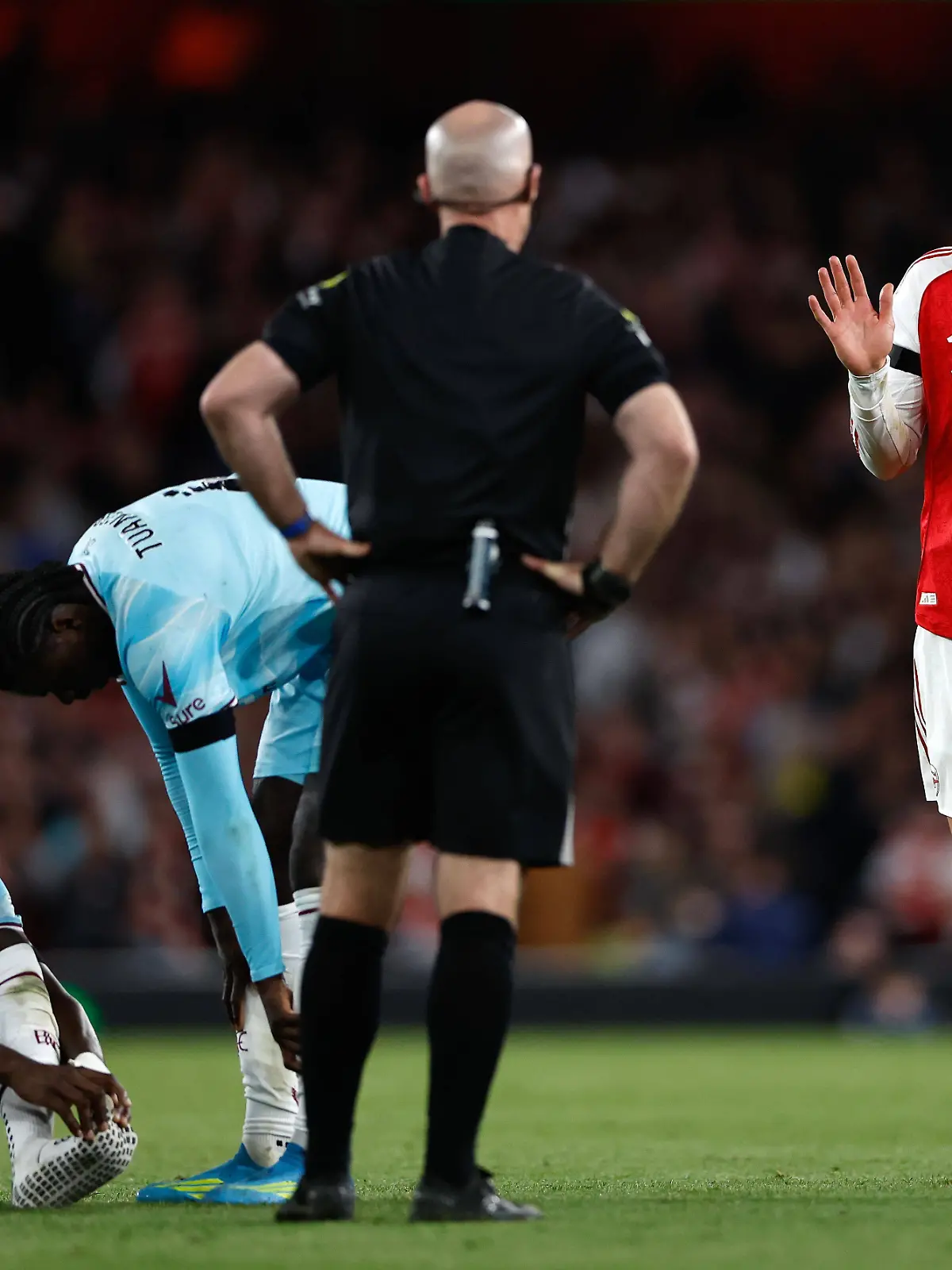 Kai Havertz of Arsenal fouls Lesley Ugochukwu of Burnley but protests his innocence to referee Paul Tierney Arsenal v Burnley, Football, Premier League, Emirates Stadium, Islington, London, UK - 18/05/2026 EDITORIAL USE ONLY No use with unauthorised audio, video, data, fixture lists, club/league logos or live services. Online in-match use limited to 120 images, no video emulation. No use in betting, games or single club/league/player publications. PUBLICATIONxINxGERxSUIxAUTxHUNxGRExMLTxCYPxROUxBULxUAExKSAxCHNxDENxINDxITAxPORxESPxSWExTURxMEXxCOLxVENxPERxECUxBRAxARGxCHIxURUxPARxPANxONLY Copyright: xMattxImpey/Shutterstockx 16882378z