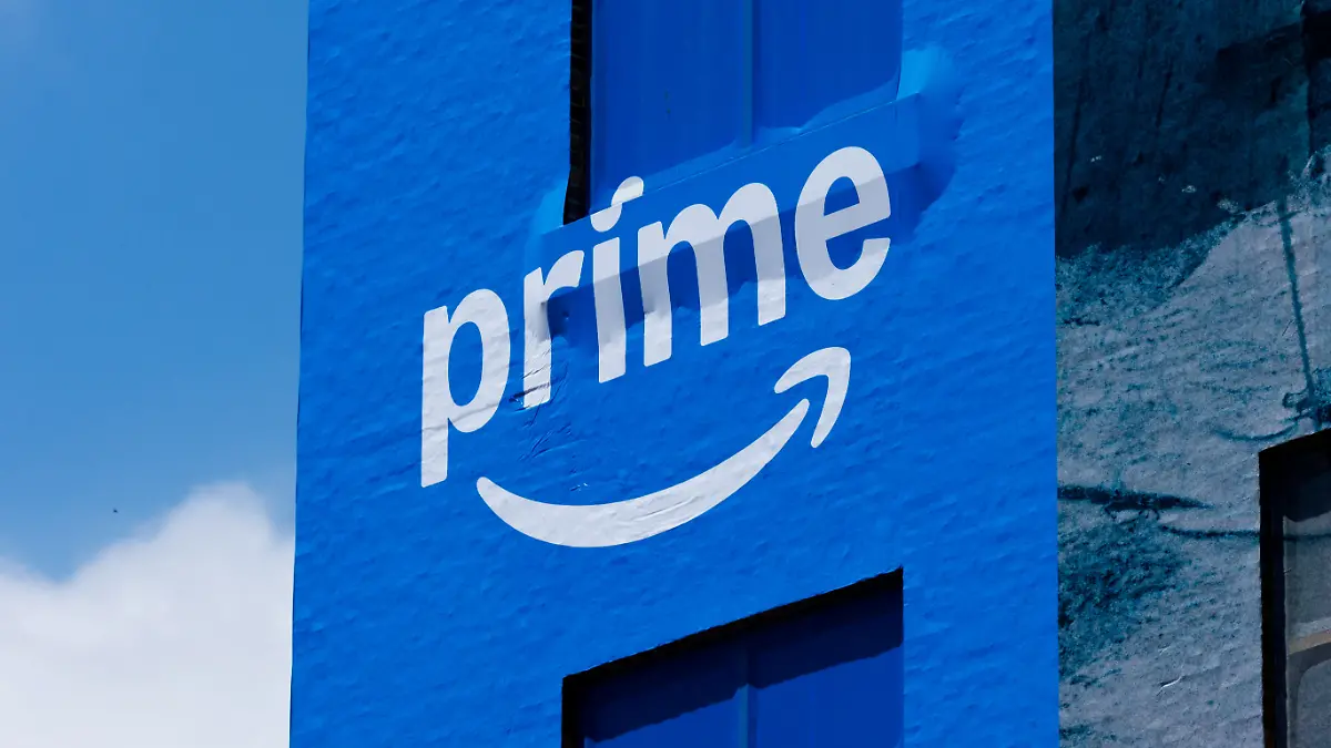 Logo von Amazon Prime auf eine Hauswand gesprüht