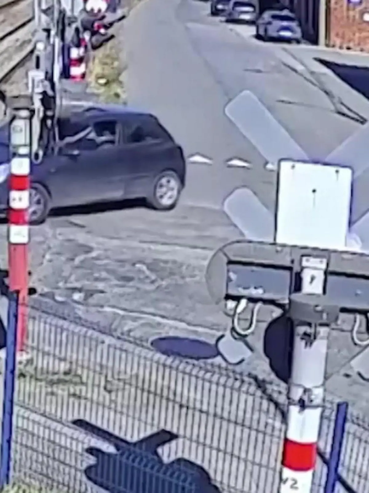 Bild zu: "Pannen-Paar bleibt an Schranke hängen – dann donnert der Zug auf sie zu!"