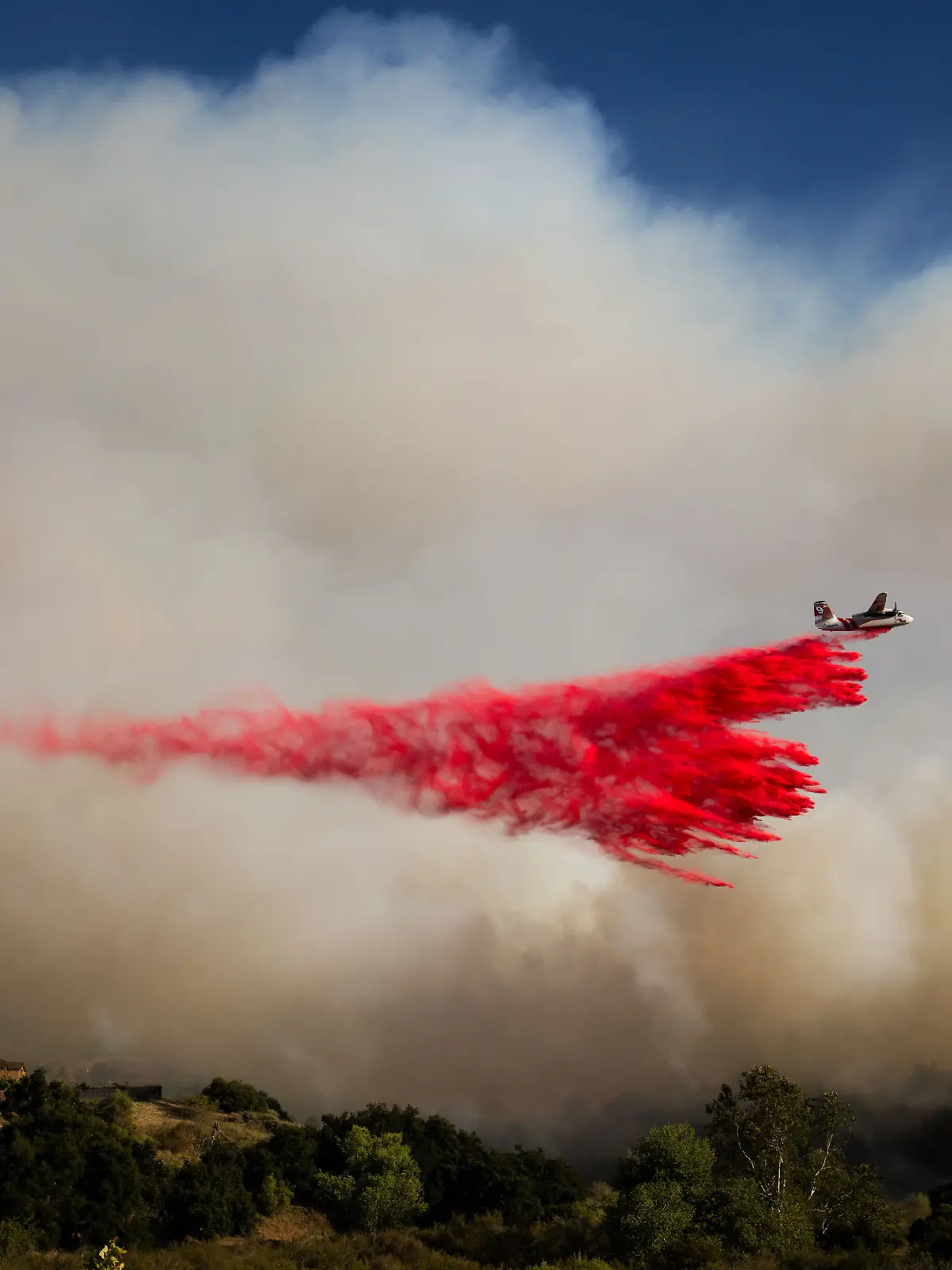Ein Tankflugzeug wirft Löschmittel auf das Sandy Fire in Simi Valley. +++ dpa-Bildfunk +++