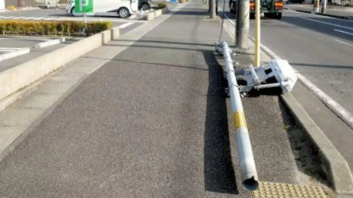 Ampelmast liegt auf dem Boden.