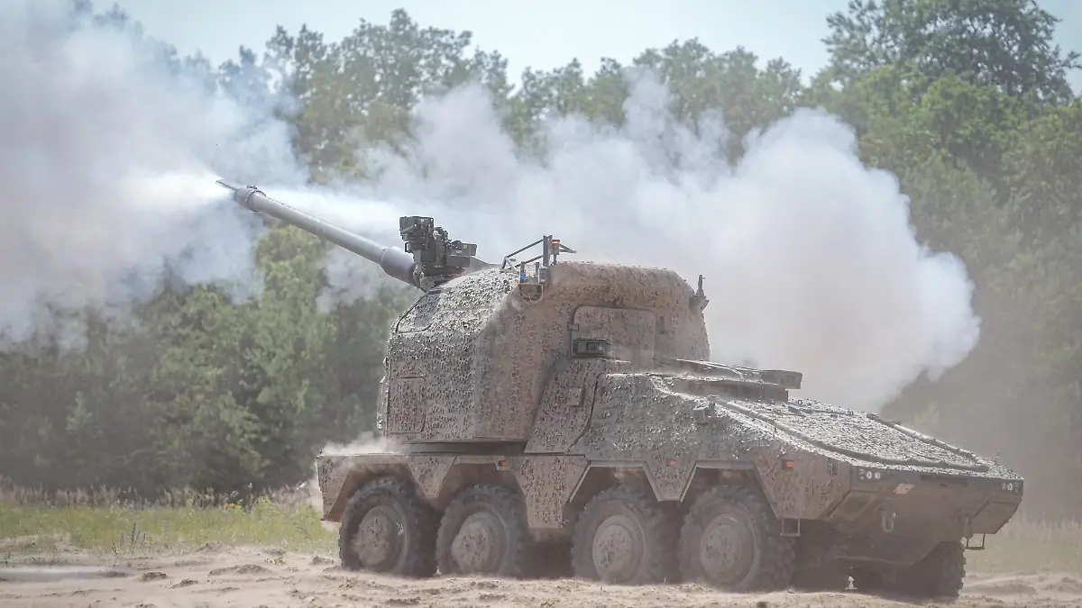 Eine neue Radhaubitze RCH 155 des Panzerherstellers KNDS feuert bei einer Präsentation auf dem Truppenübungsplatz Altengrabow ein Geschoss ab. KNDS nutzt hier die Plattform des Radpanzers Boxer als Waffenträger für ein automatisiertes und fernbedienbares Artilleriegeschütz. Mit der vollautomatisiert und aus laufender Fahrt schießenden Radhaubitze verspricht der Panzerbauer KNDS der Bundeswehr und den Streitkräften von Partnerstaaten einen Vorteil auf dem Gefechtsfeld. Zudem sollen zwei Soldaten als Besatzung ausreichen, wo bisher in der auf Ketten rollenden Panzerhaubitze 2000 noch fünf Mann als Fahrer und Bediener nötig sind. (zu dpa: «Pistorius übergibt der Ukraine erste neue Radhaubitze») +++ dpa-Bildfunk +++