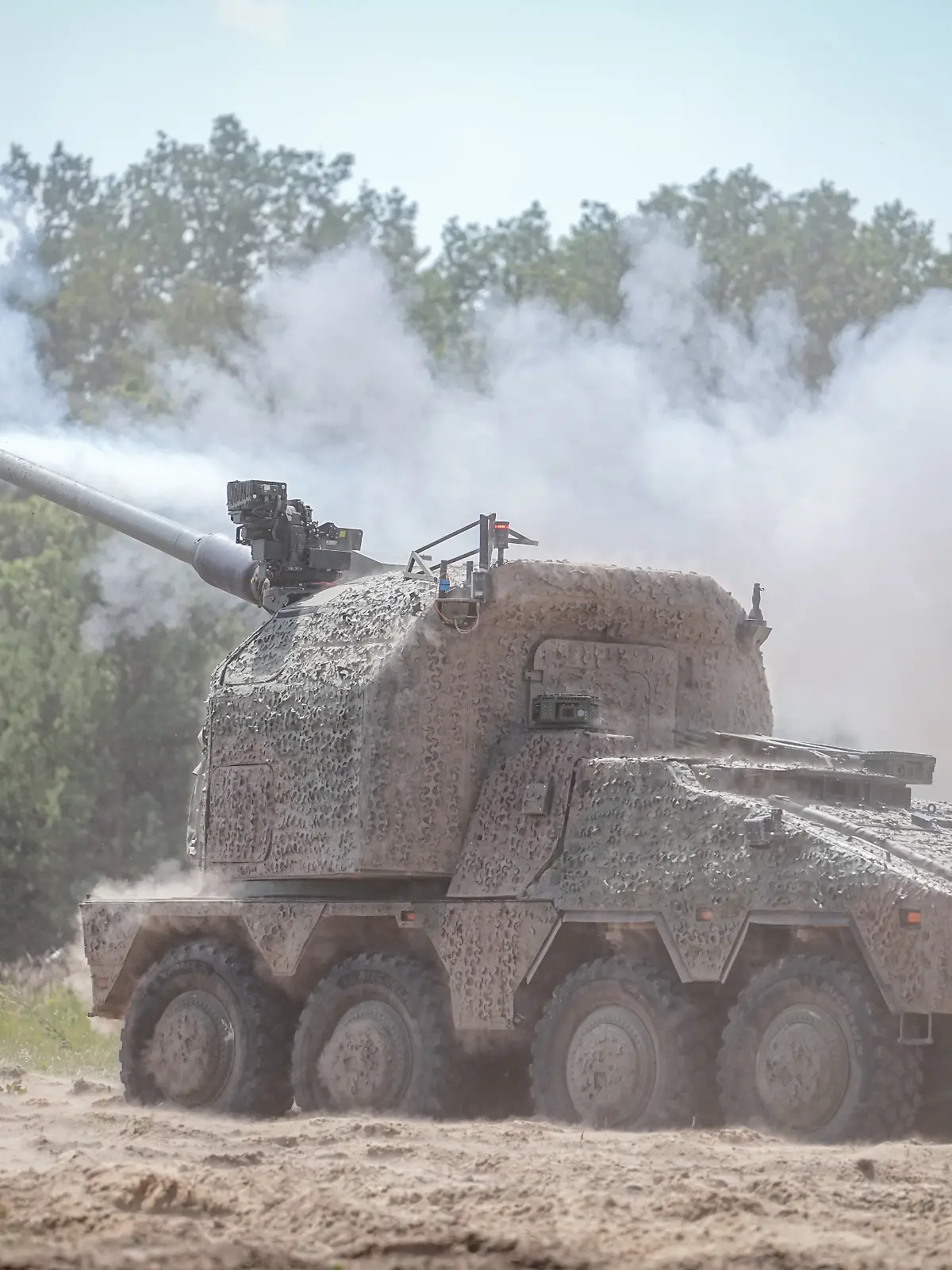 Eine neue Radhaubitze RCH 155 des Panzerherstellers KNDS feuert bei einer Präsentation auf dem Truppenübungsplatz Altengrabow ein Geschoss ab. KNDS nutzt hier die Plattform des Radpanzers Boxer als Waffenträger für ein automatisiertes und fernbedienbares Artilleriegeschütz. Mit der vollautomatisiert und aus laufender Fahrt schießenden Radhaubitze verspricht der Panzerbauer KNDS der Bundeswehr und den Streitkräften von Partnerstaaten einen Vorteil auf dem Gefechtsfeld. Zudem sollen zwei Soldaten als Besatzung ausreichen, wo bisher in der auf Ketten rollenden Panzerhaubitze 2000 noch fünf Mann als Fahrer und Bediener nötig sind. (zu dpa: «Pistorius übergibt der Ukraine erste neue Radhaubitze») +++ dpa-Bildfunk +++