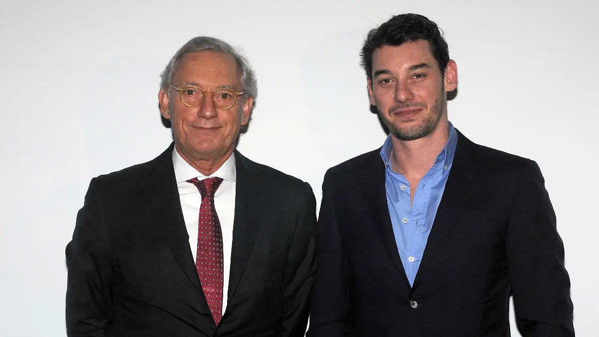 Mango-Gründer Isak Andic (links) mit seinem Sohn Jonathan bei einer Modenschau in Barcelona im Jahr 2013
