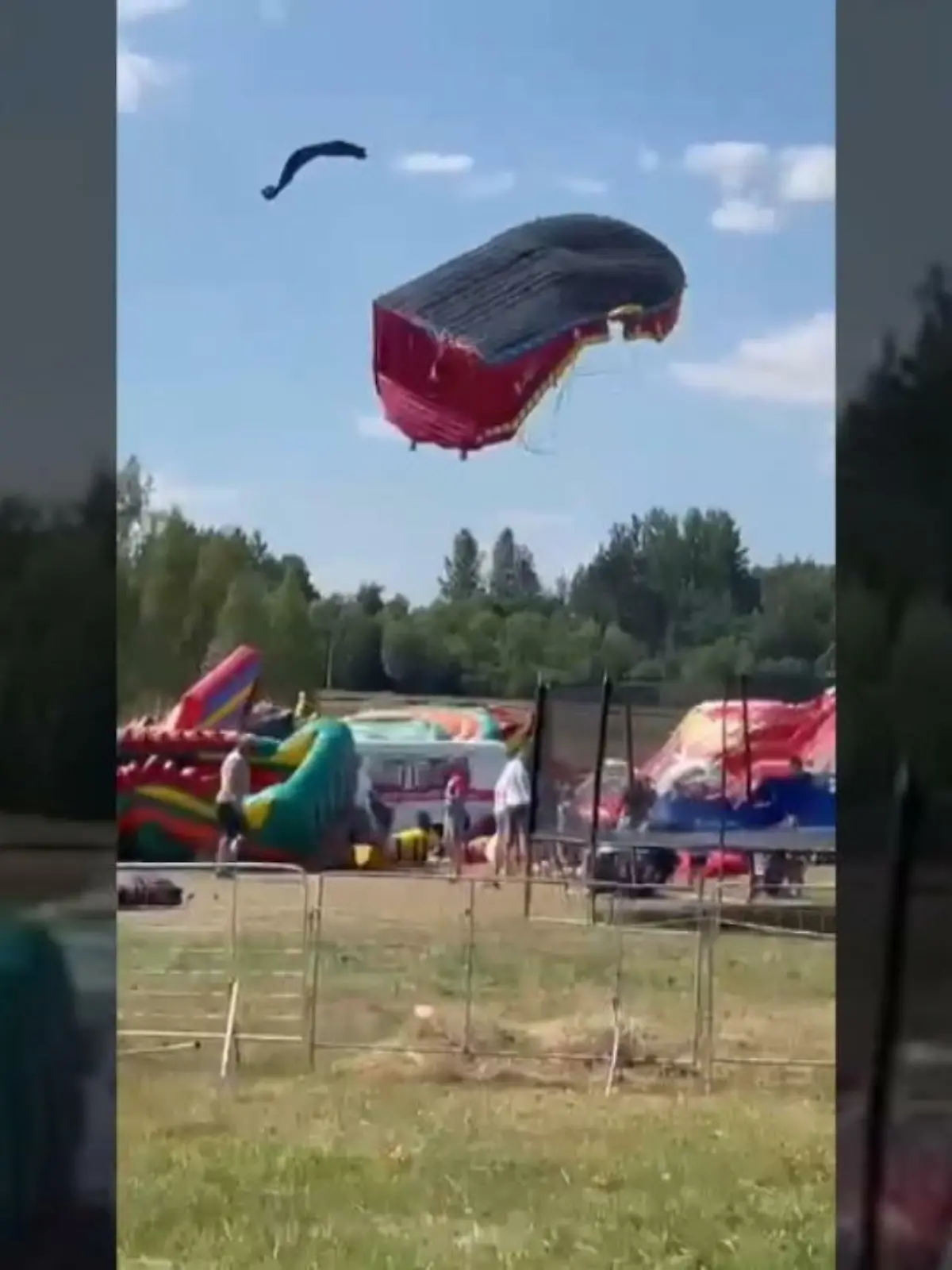 Bild zu: "Windböe reißt Hüpfburgen in die Luft"