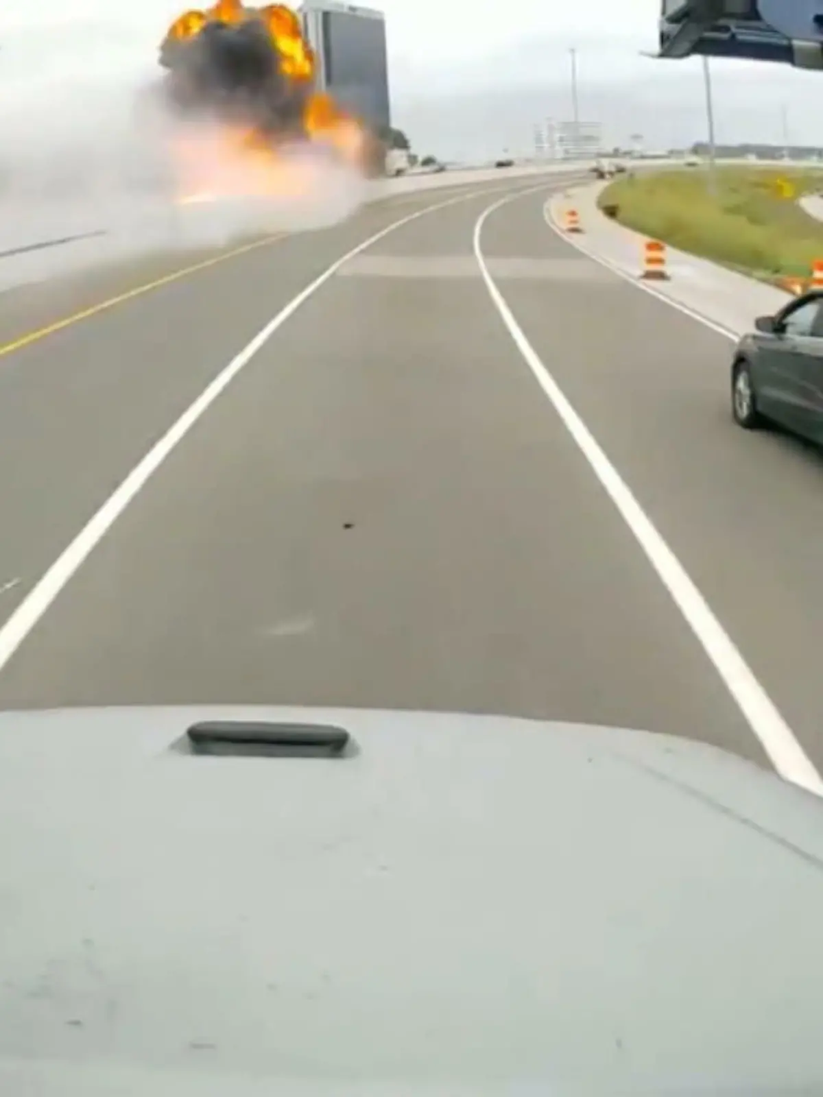 Tanklaster geht in Flammen auf: Im US-Bundesstaat Michigan ist ein voll beladenes Tankfahrzeug auf der Autobahn in eine Mittelleitplanke gekracht. Als es umkippte, fing der Wagen Feuer. Der Fahrer konnte sich noch rechtzeitig retten, er wurde leicht verletzt.