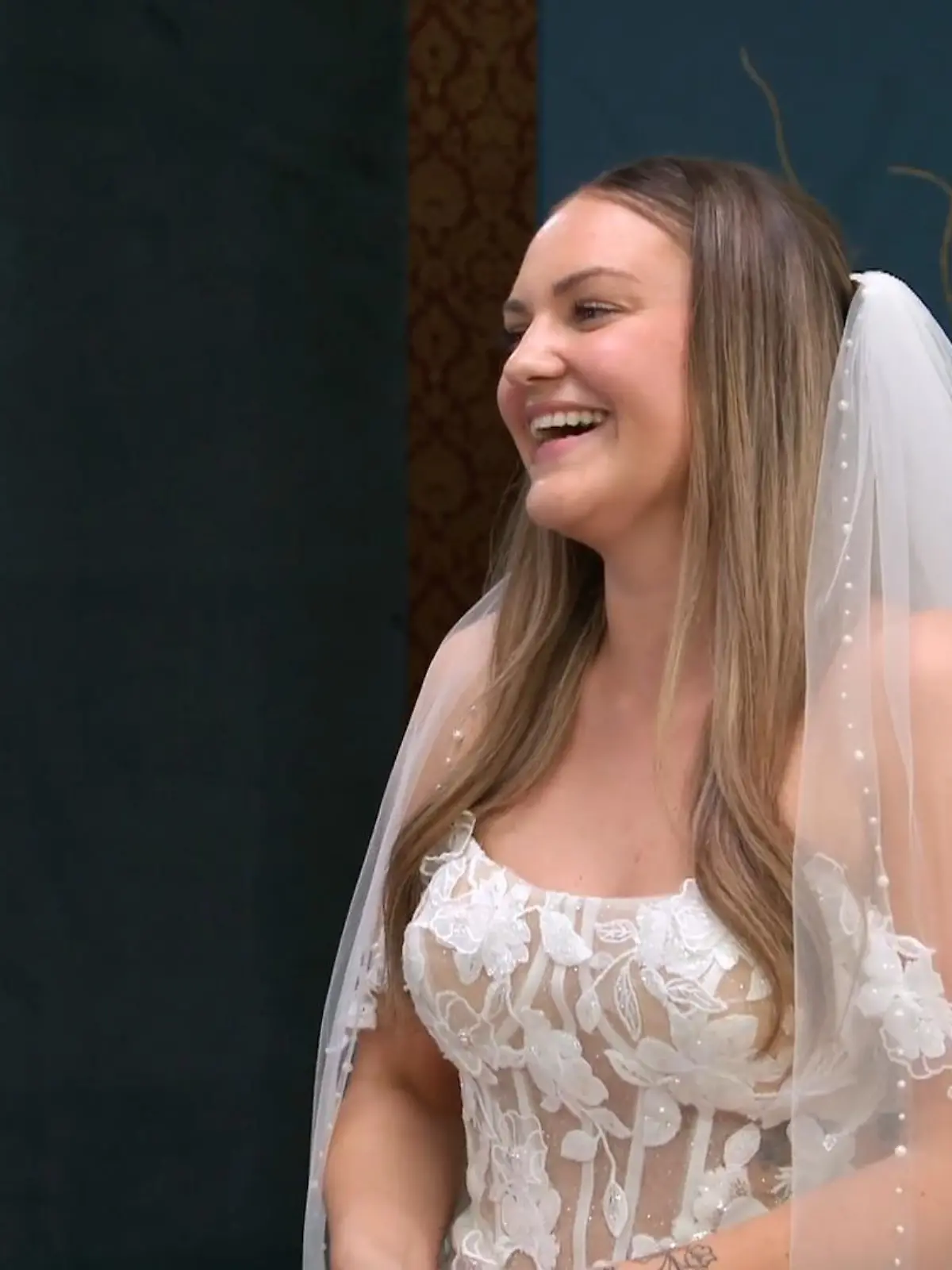 Bild zu: "Samanthas Familie feiert das erste Kleid"