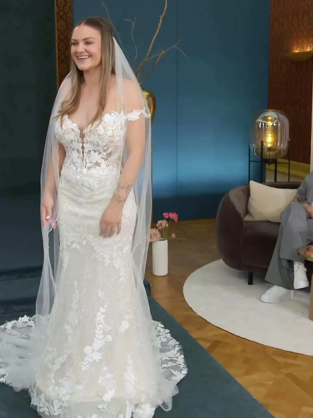 Bild zu: "Marie und Sara riskieren mit dem letzten Kleid alles"