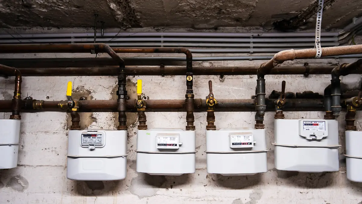 Mehrere Gaszähler und Rohre in einem Keller in Düsseldorf, Deutschland editorial use only *** Several gas meters and pipes in a basement in Düsseldorf, Germany editorial use only
