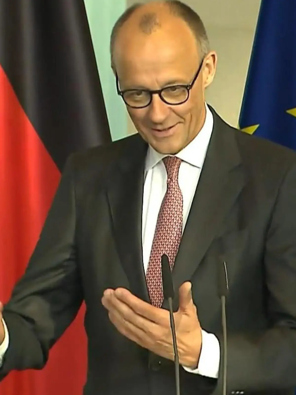 Bild zu: "Nach „Rambo Zambo“! Friedrich Merz kürt DIESEN Song zum neuen Sommer-Hit"