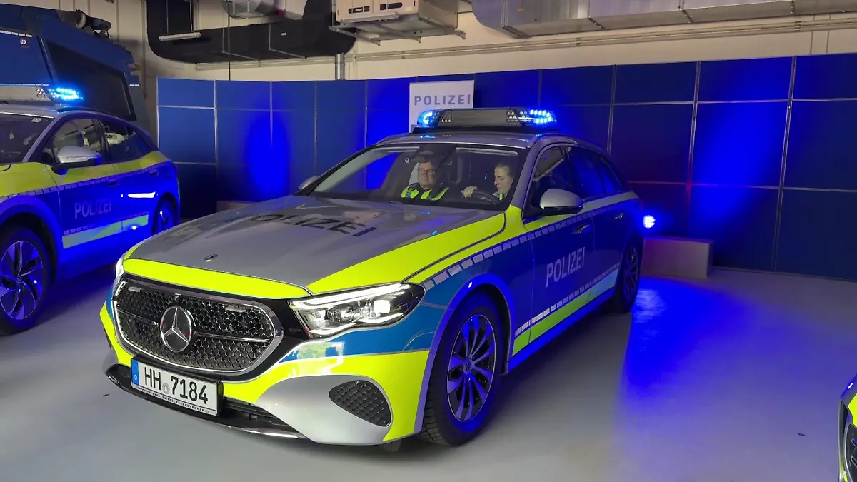 Ab jetzt in dauerhaft blauem Licht: die Hamburger Polizeiautos.