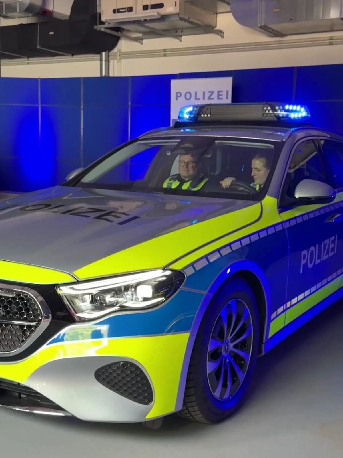 Bild zu: "Mehr Präsenz! Polizeiautos in Hamburg leuchten jetzt dauerhaft blau"