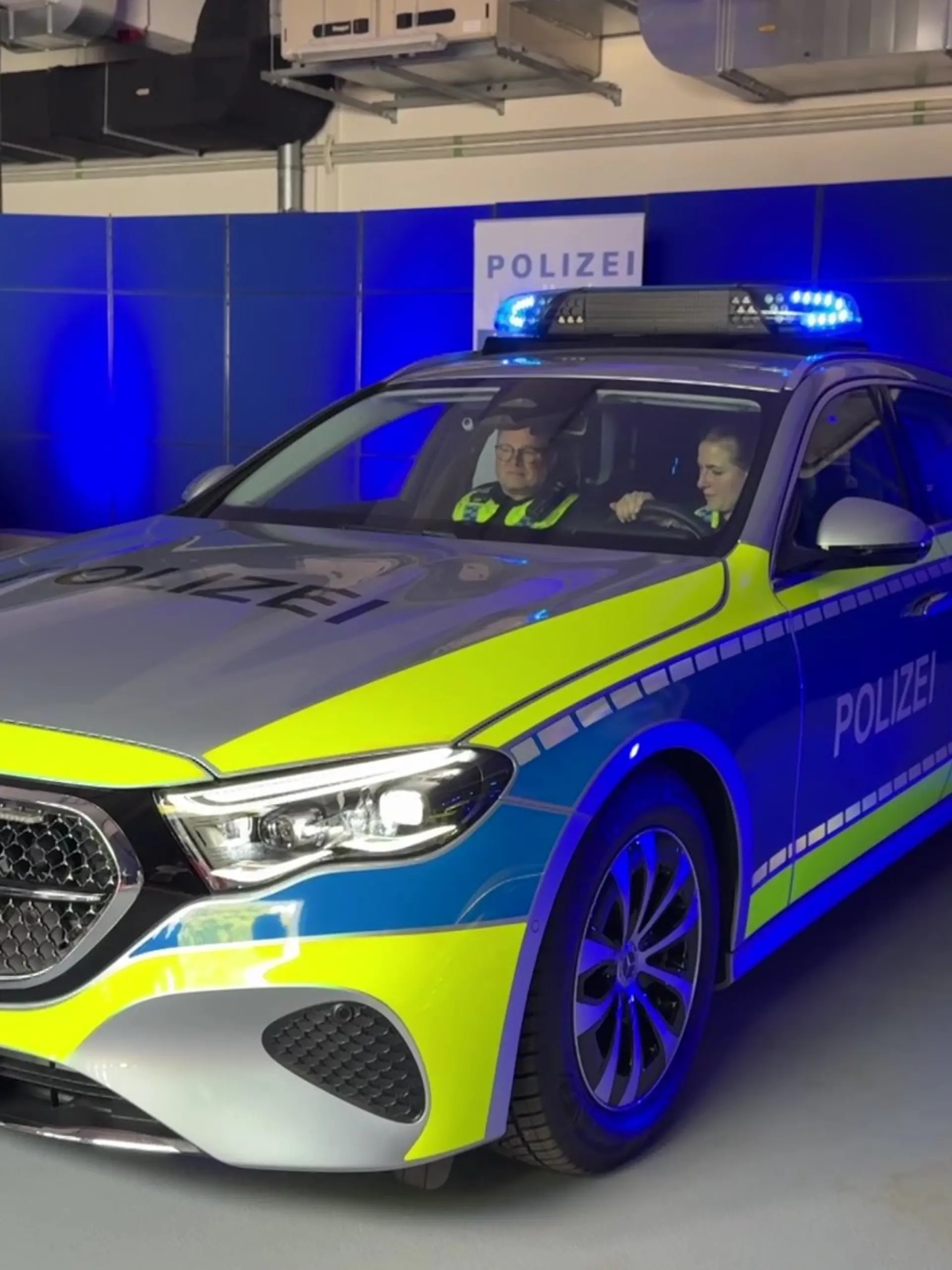 Bild zu: "Mehr Präsenz! Polizeiautos in Hamburg leuchten jetzt dauerhaft blau"