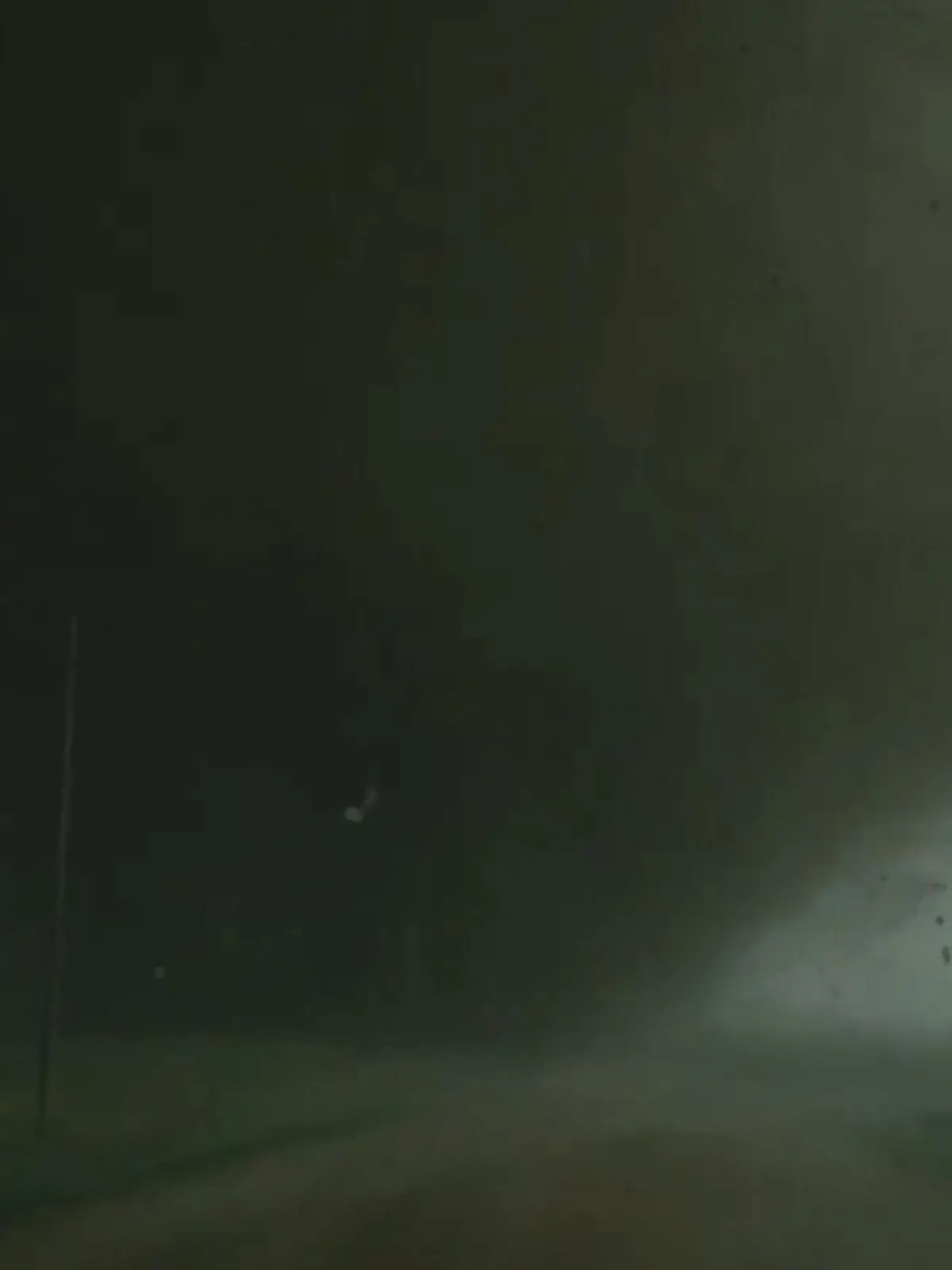 Bild zu: "Mit 260 km/h! Mega-Tornados verwüsten Landkreis"