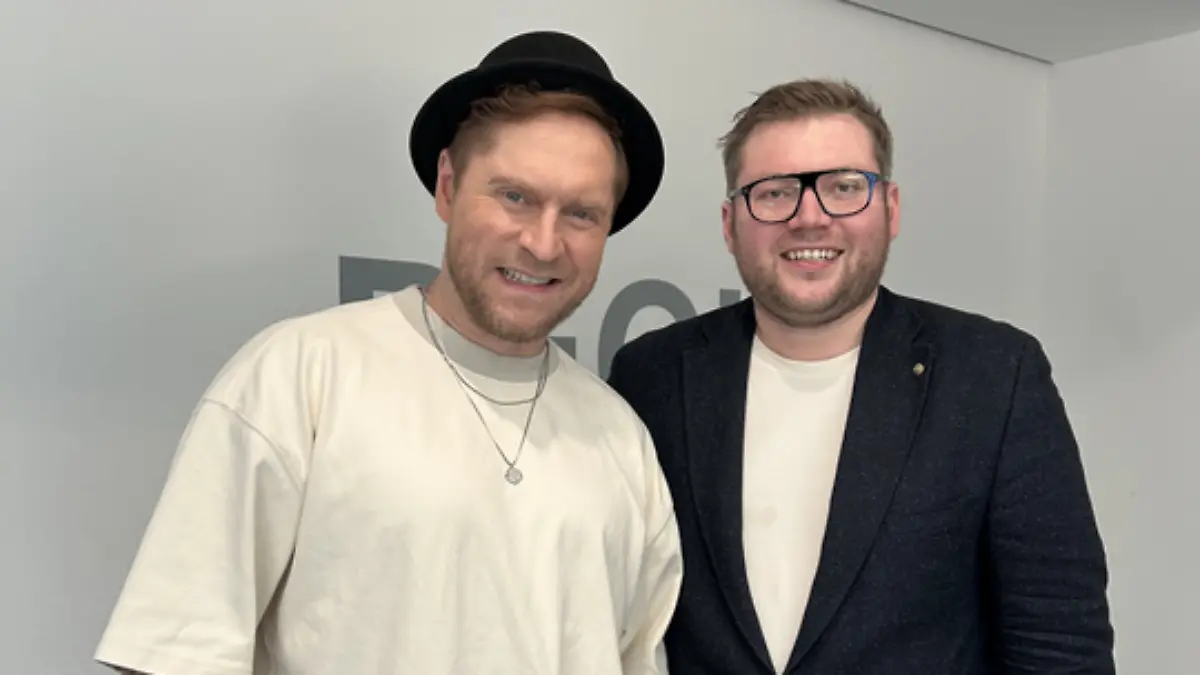 Zu Besuch in Köln: Johannes Oerding mit RTL-Reporter Kai Franzke Jr.