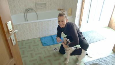 Bild von Total normal oder etwas skurril? Katarina putzt ihrem Hund jeden Tag die Zähne