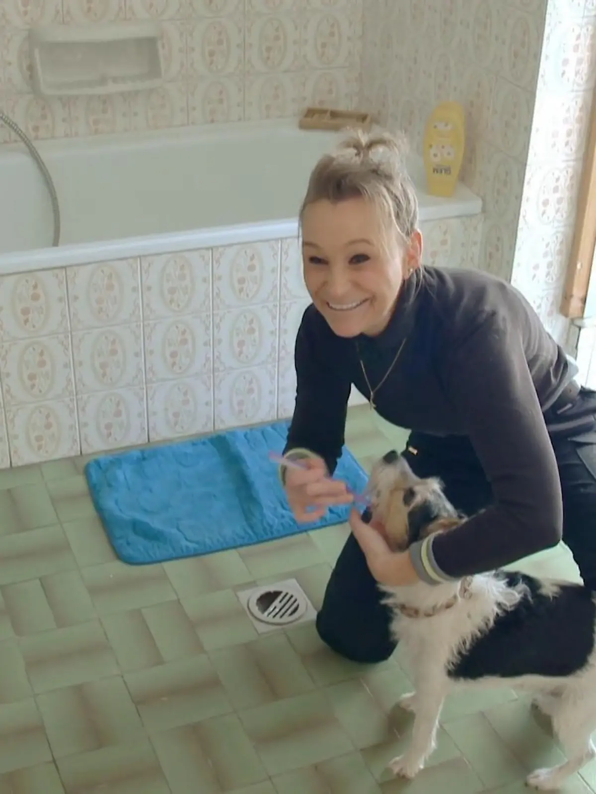 Bild zu: "Total normal oder etwas skurril? Katarina putzt ihrem Hund jeden Tag die Zähne"