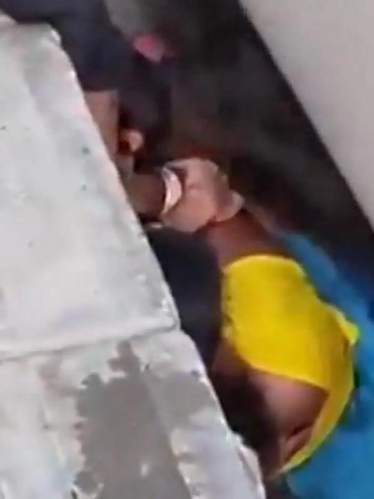 Bild zu: "Im Gleisbett! SO rettet Helden-Mama ihre Familie vor dem anrauschenden Zug"
