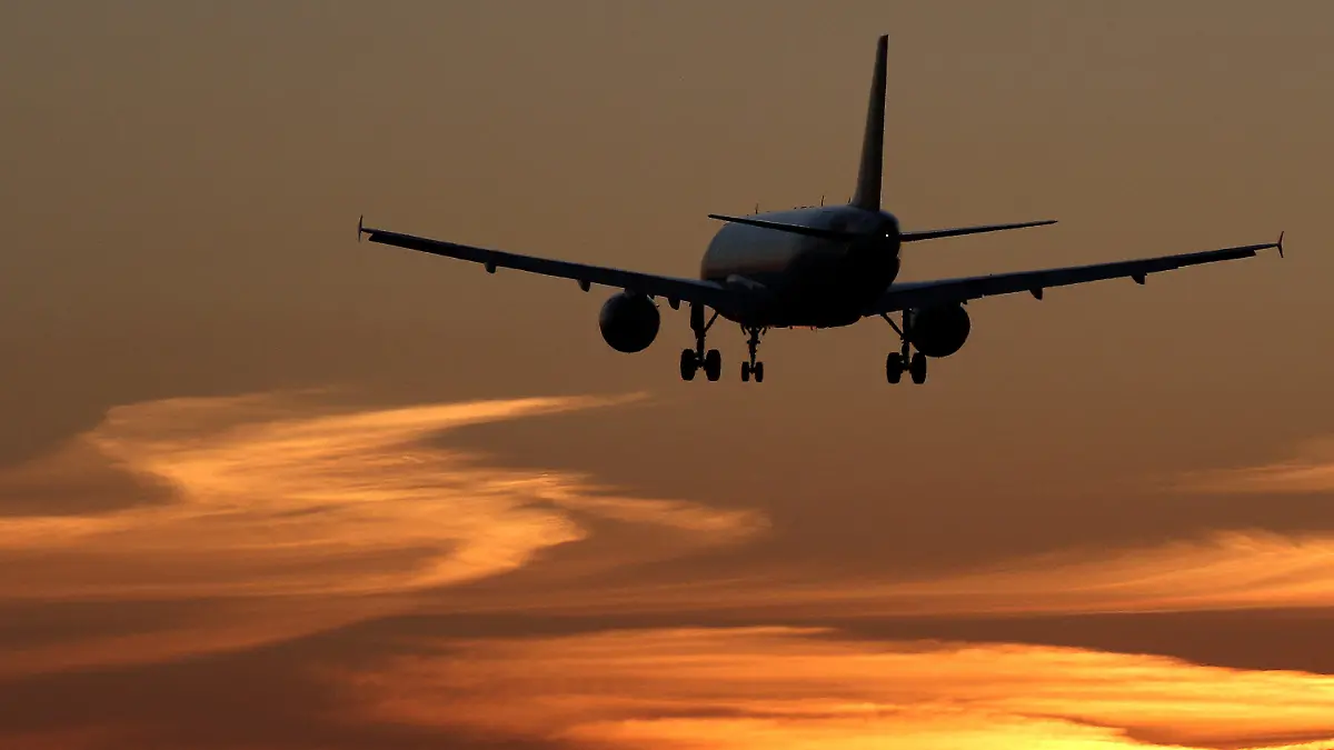 ARCHIV - ILLUSTRATION - 10.11.2014, Nordrhein-Westfalen, Düsseldorf: Ein Flugzeug während des Sonnenuntergangs im Landeanflug. (zu dpa vom 05.03.2018) Foto: Kevin Kurek/dpa +++ dpa-Bildfunk +++