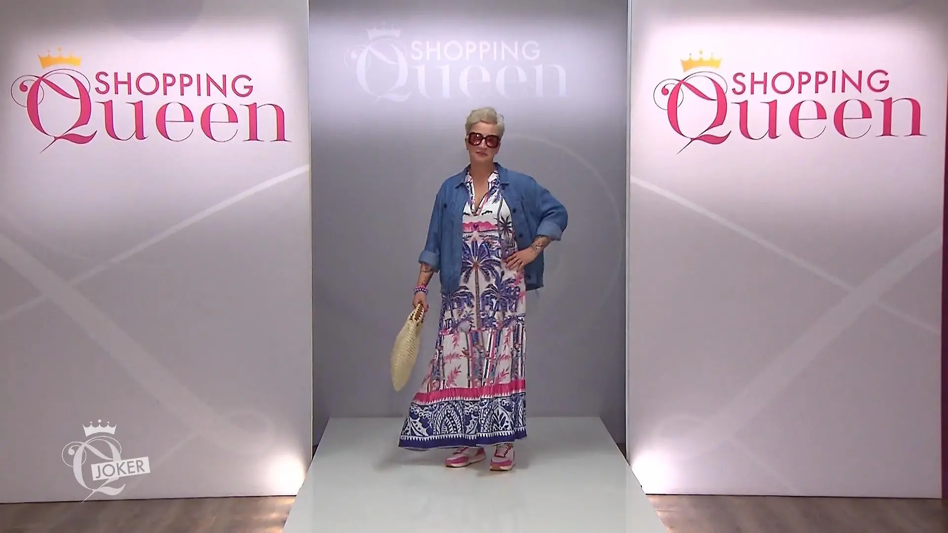 Sabine posiert mit Hand auf der Hüfte auf dem Catwalk.