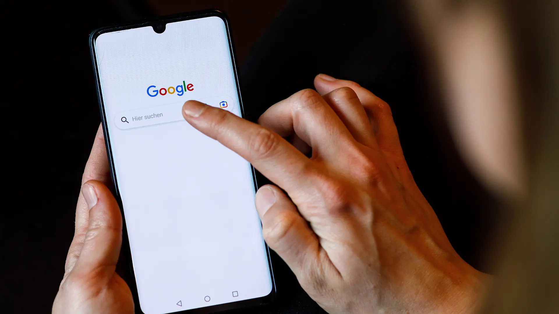 DEU/Deutschland/ILLUSTRATION, 10.02.2023, Symbolfoto Google-Suche, ein Screenshot des online Suchd-Dienstes Google ist symbolisch auf dem Display eines Smartphones zu sehen.