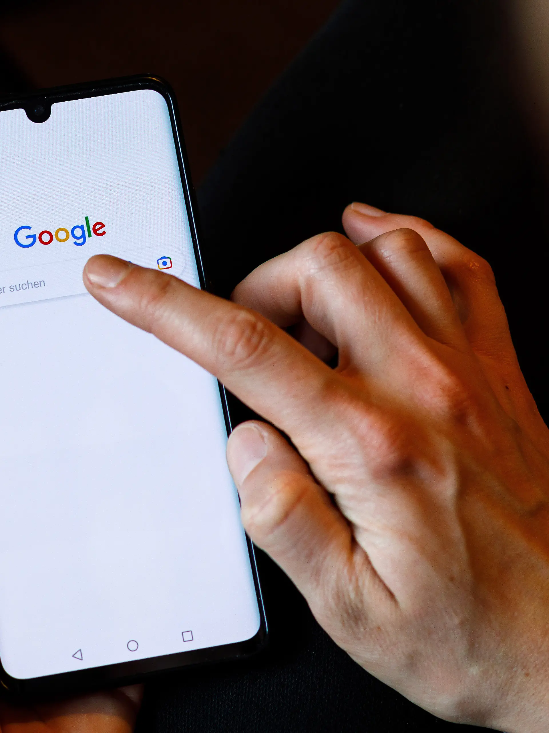 DEU/Deutschland/ILLUSTRATION, 10.02.2023, Symbolfoto Google-Suche, ein Screenshot des online Suchd-Dienstes Google ist symbolisch auf dem Display eines Smartphones zu sehen.