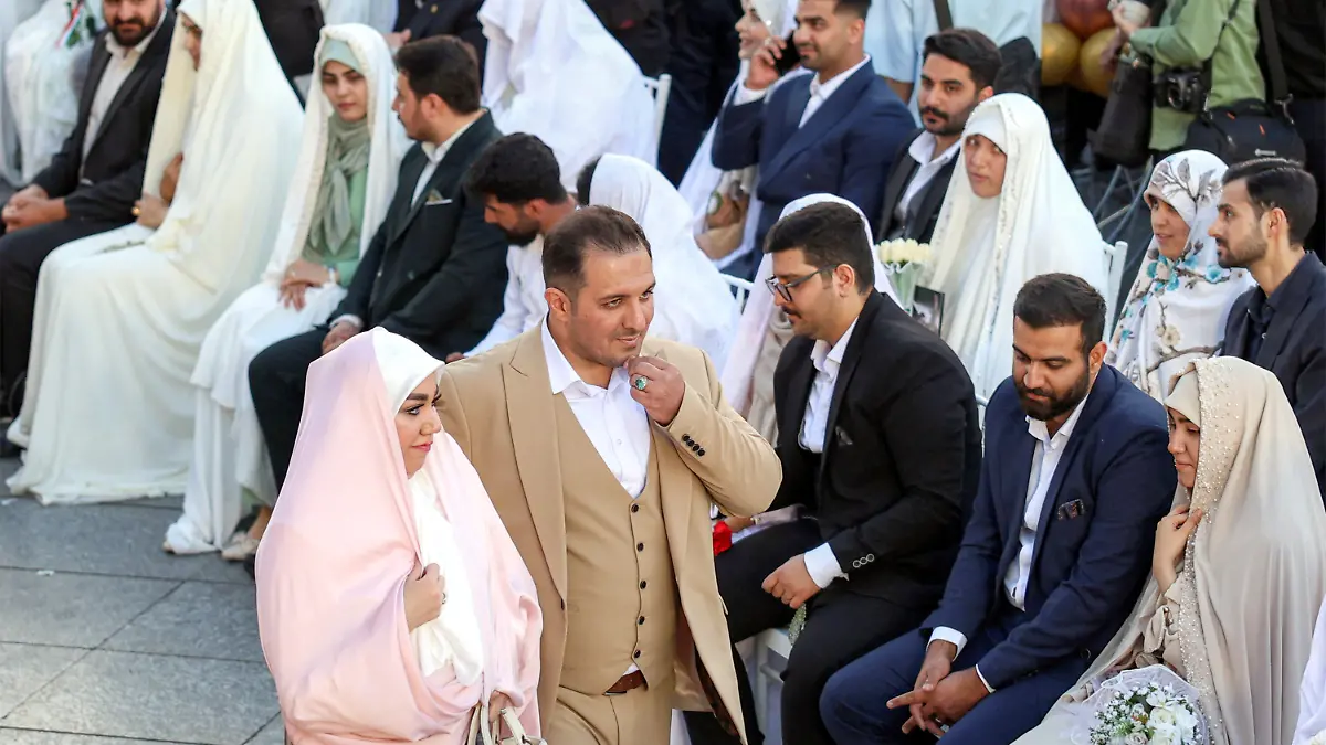 Bride and groom couples attend a public mass wedding ceremony at Imam Hossein Square in Tehran on May 18, 2026. Iran said on May 18 that it had responded to a new US proposal aimed at ending the war, adding that diplomatic exchanges continue despite Iranian media reports describing Washington's demands as excessive. Washington and Tehran have been swapping proposals in an effort to end the conflict which the US and Israel launched on February 28, but they have held only a single round of talks despite a fragile ceasefire. (Photo by AFP) /