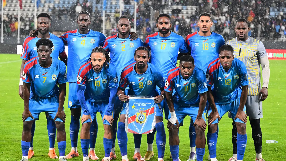 ARCHIV - 13.11.2025, Marokko, Rabat: Fußball: Spieler der Demokratischen Republik Kongo stellen sich vor einem WM-Qualifikationsspiel gegen Kamerun für ein Mannschaftsfoto auf. Die Demokratische Republik Kongo nimmt an der Fußball-WM 2026 teil. Foto: STR/AP/dpa +++ dpa-Bildfunk +++