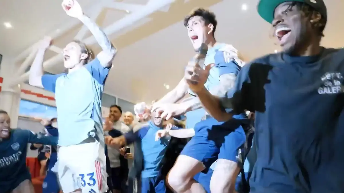 Mit diesem Mega-Jubel! So hart feiert der FC Arsenal die Meisterschaft Premier-League-Titel nach 22 Jahren