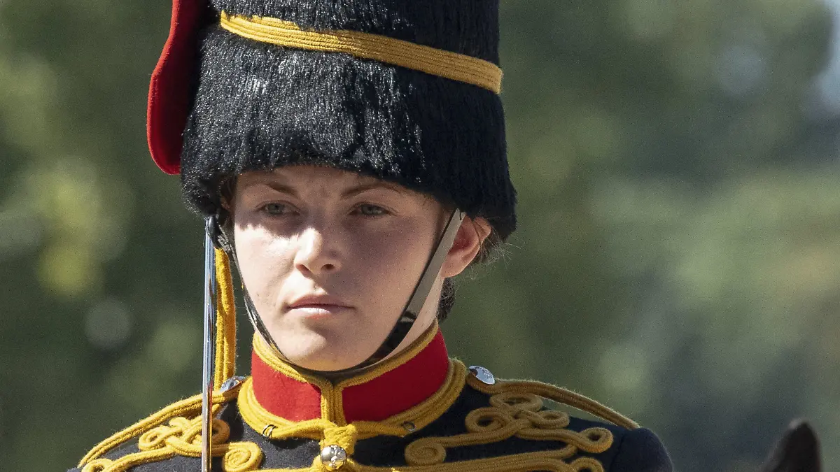 Ciara Sullivan in ihrer Soldaten-Uniform auf dem Pferd