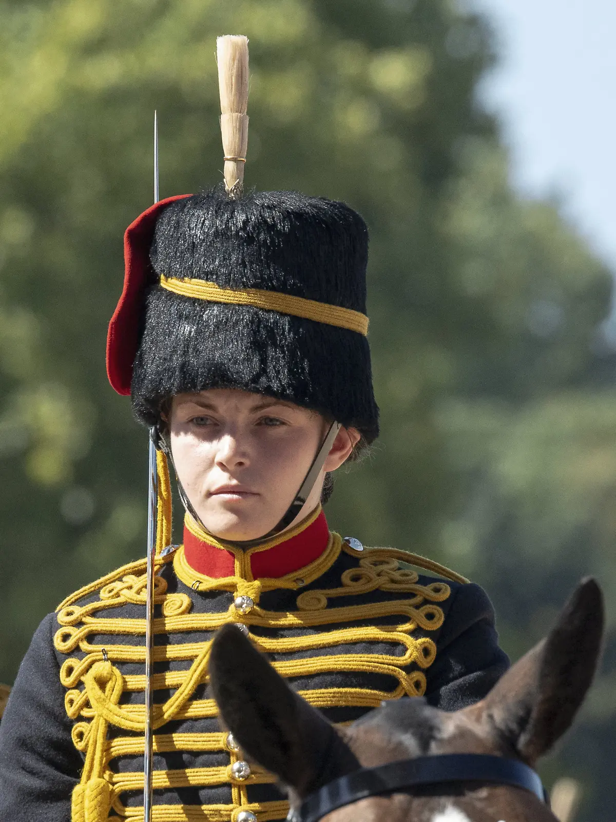 Ciara Sullivan in ihrer Soldaten-Uniform auf dem Pferd