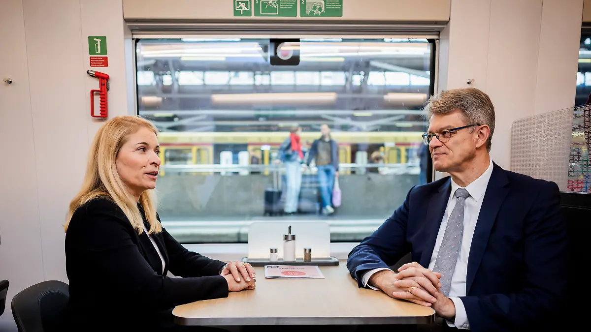 Evelyn Palla, Vorstandsvorsitzende der DB, und Patrick Schnieder (CDU), Bundesminister für Verkehr, sitzen bei der Premiere des neuen ICE L der Deutschen Bahn am Berliner Ostbahnhof im Bordbristro. Erstmals stellte die Deutsche Bahn den kompletten Zug, der unter anderem einen stufenlosen Einstieg bietet, im Berliner Ostbahnhof der Öffentlichkeit vor.