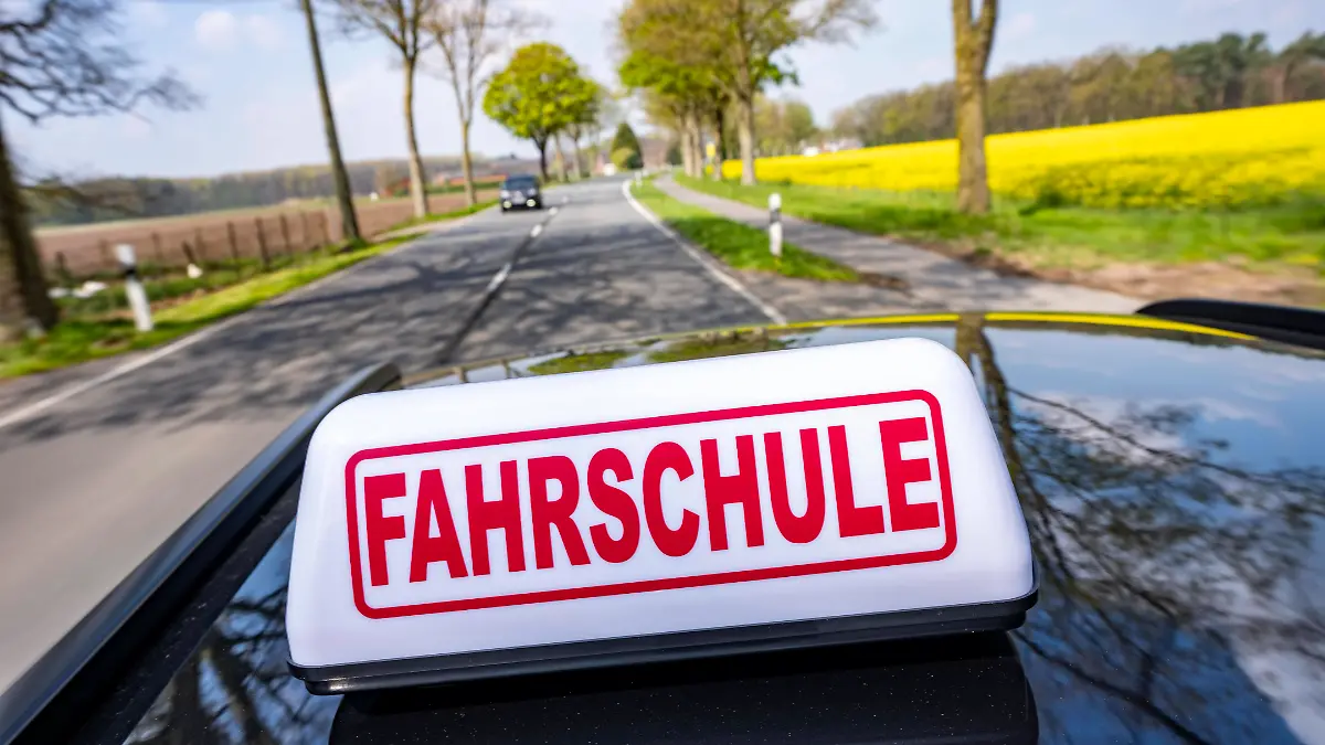 Symbolbild Fahrschule, Fahrt auf einer Landstraße, Fahrschule *** Symbolic picture driving school, driving on a country road, driving school