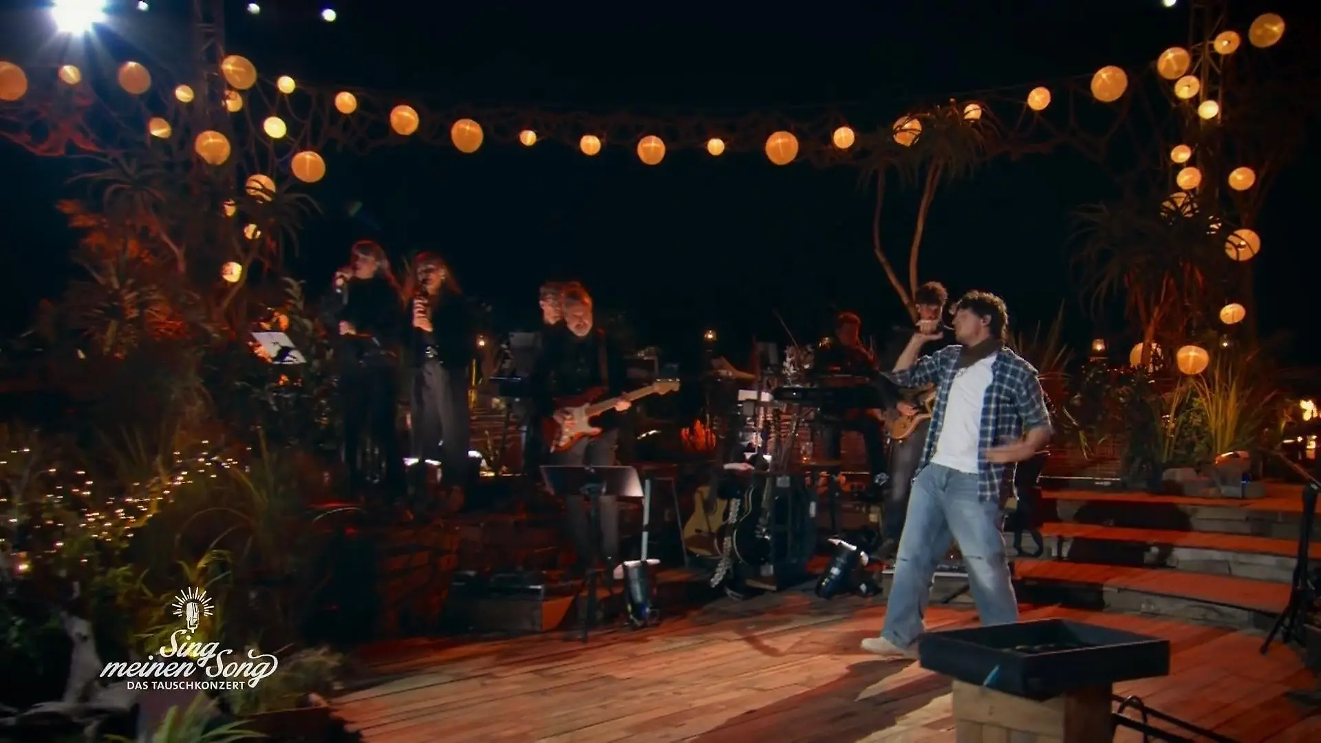 Tream performed auf der Bühne, links ist die Band zu sehen.
