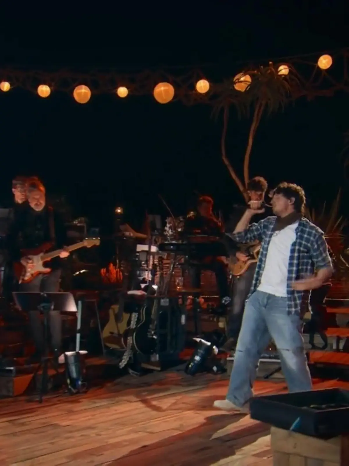 Tream performed auf der Bühne, links ist die Band zu sehen.