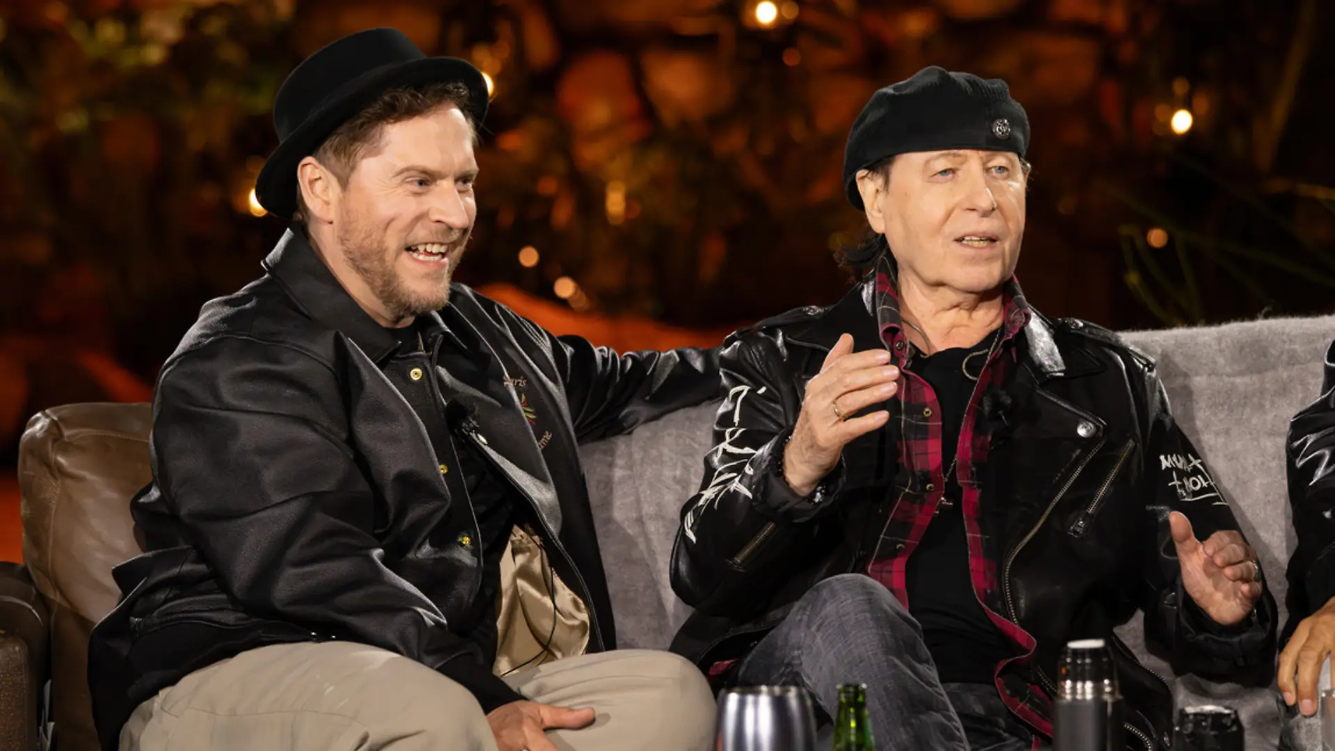 Johannes Oerding und Klaus Meine lachen auf dem Sofa