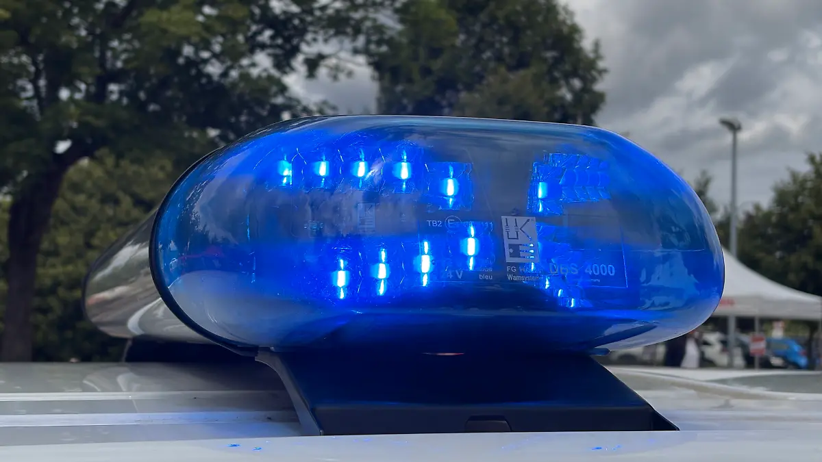 Ein eingeschaltetes blaues Sondersignal auf dem Dach eines deutschen Einsatzfahrzeugs. Foto: Eibner-Pressefoto/Thomas Hess