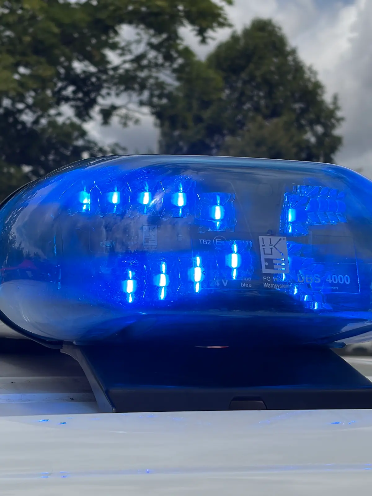 Ein eingeschaltetes blaues Sondersignal auf dem Dach eines deutschen Einsatzfahrzeugs. Foto: Eibner-Pressefoto/Thomas Hess