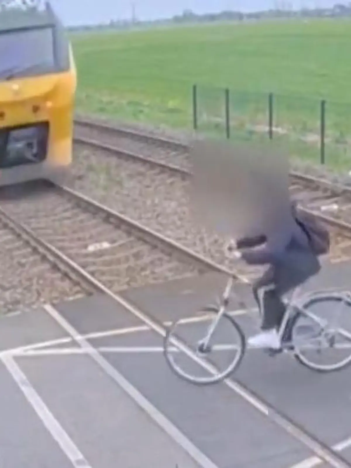 Bild zu: "Lebensgefahr auf Bahnübergang! Teenager radelt seelenruhig vor heranrasenden Zug"