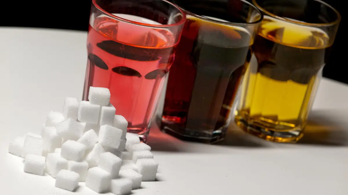 Ungefähr 35 Stück Würfelzucker sind in einem Liter Cola.